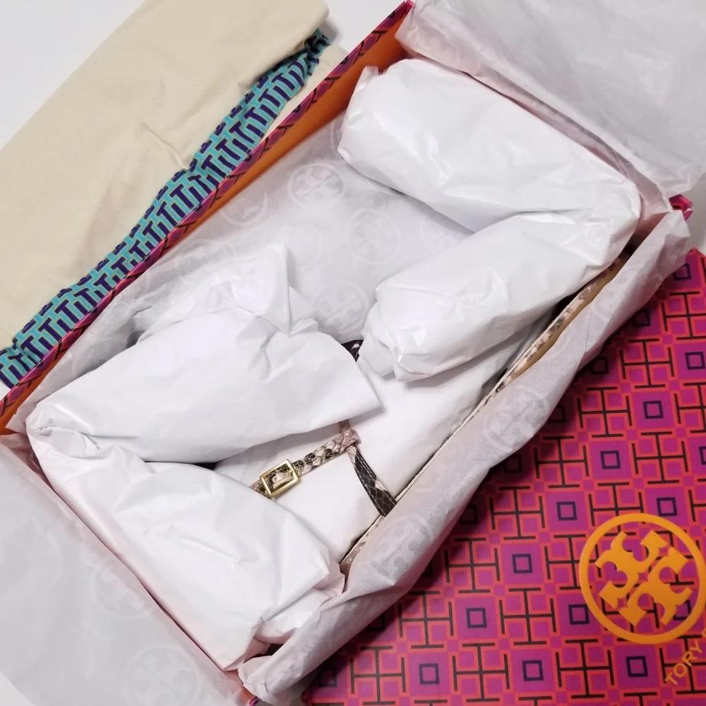 NIB Tory Burch Emmy Snake Printed‎ Leather T-Strap Flat Sandal in Misty Rose